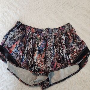 Women's Lululemon Graffiti Hotty Hot 2.5 in Shorts Sz 8